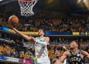 雄鹿三巨头联手，掀起高潮得分突破，约基奇冲击季后赛！