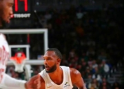 米切尔绝杀时刻，雄鹿点燃赛场，引发争议迎来胜利！的简单介绍