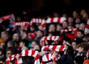 观看欧洲预选赛现场，热情球迷为喜爱队伍加油助威.的简单介绍